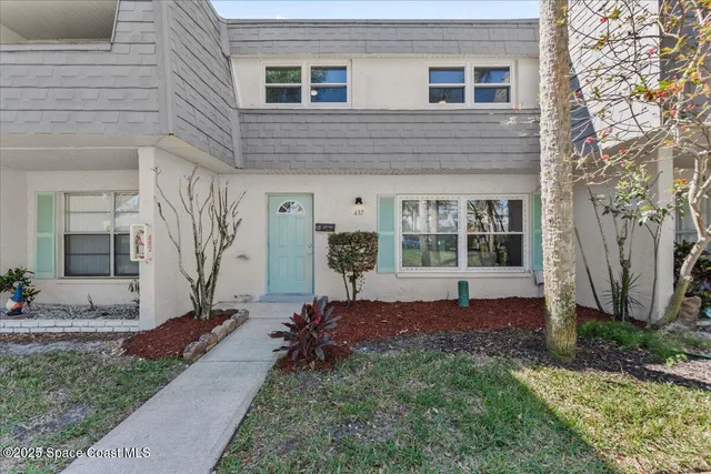 a view of front of a house with a yard