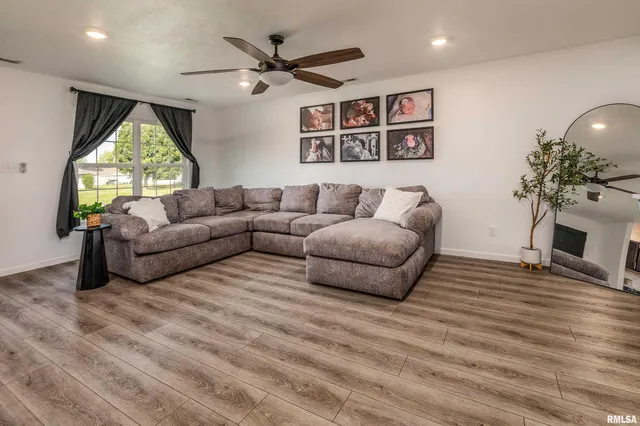 $229,900 | 306 Pennsylvania Avenue, Carterville, IL 62918