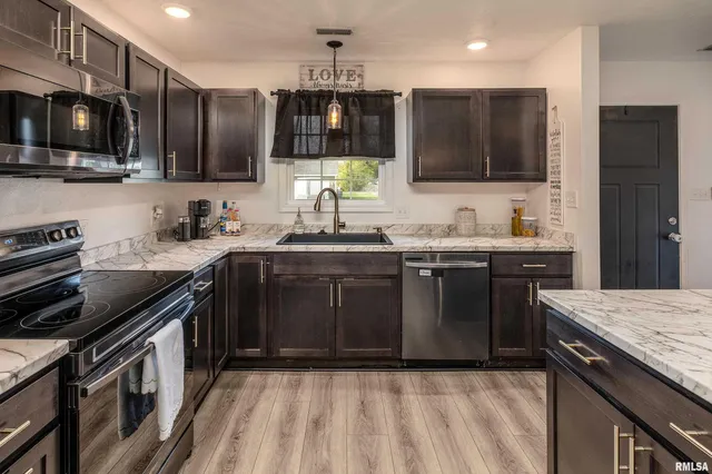 $229,900 | 306 Pennsylvania Avenue, Carterville, IL 62918