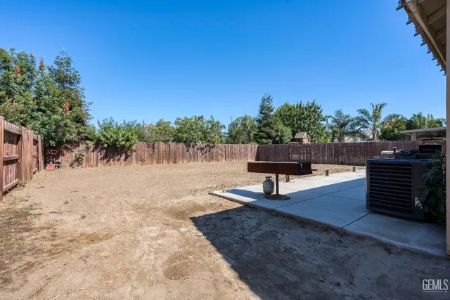 a bench is sitting in the middle of a yard