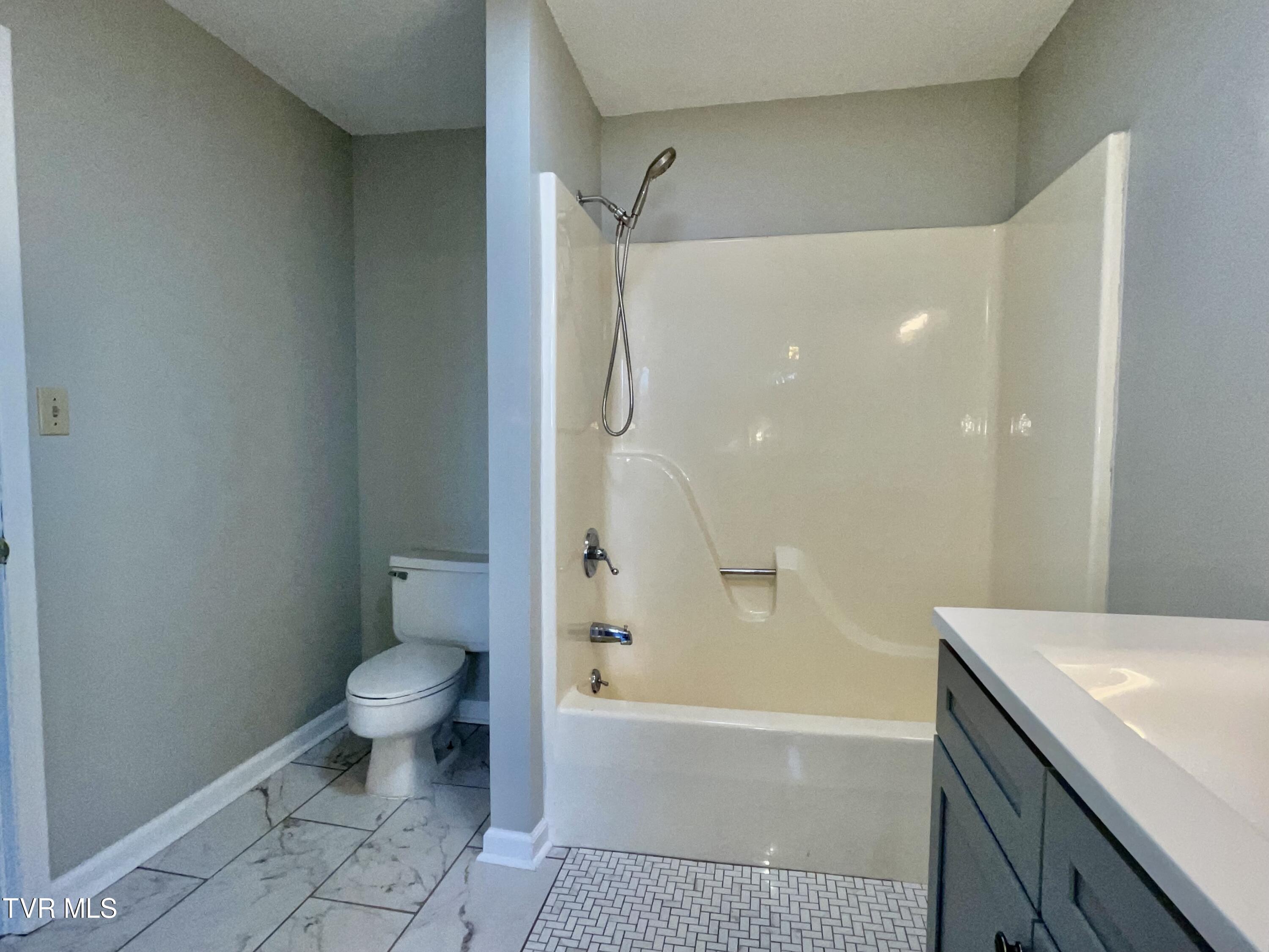 311 Lark Street, Unit B Bristol, TN 37620 - Photo 17 of 21 IMG_E6163