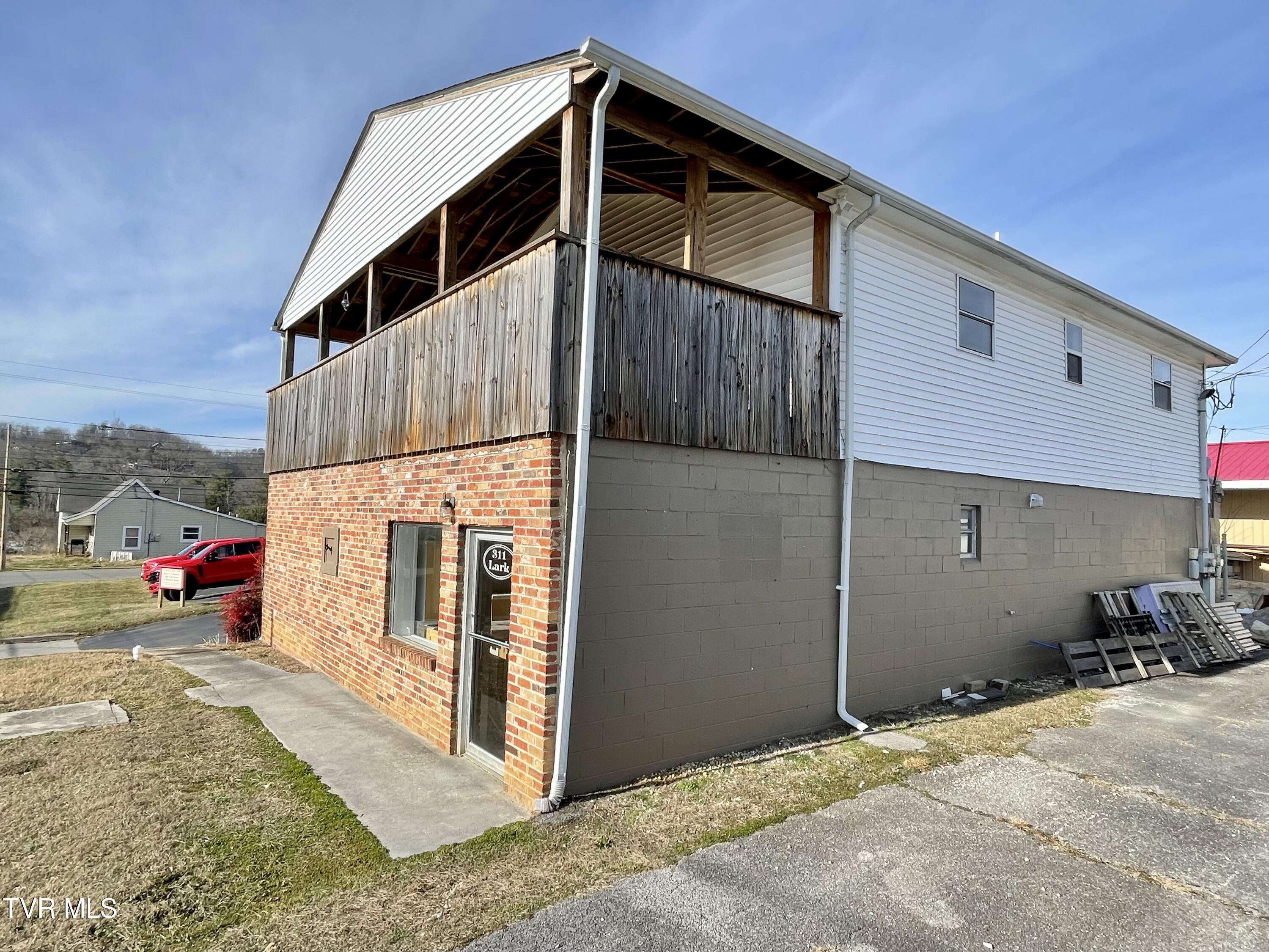 311 Lark Street, Unit B Bristol, TN 37620 - Photo 2 of 21 IMG_E6180