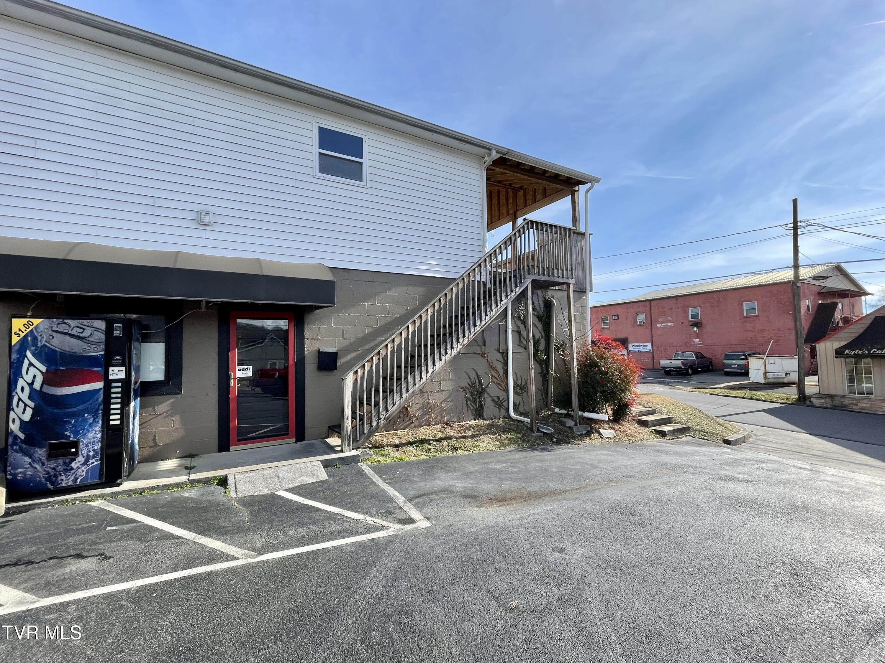 311 Lark Street, Unit B Bristol, TN 37620 - Photo 3 of 21 IMG_E6177