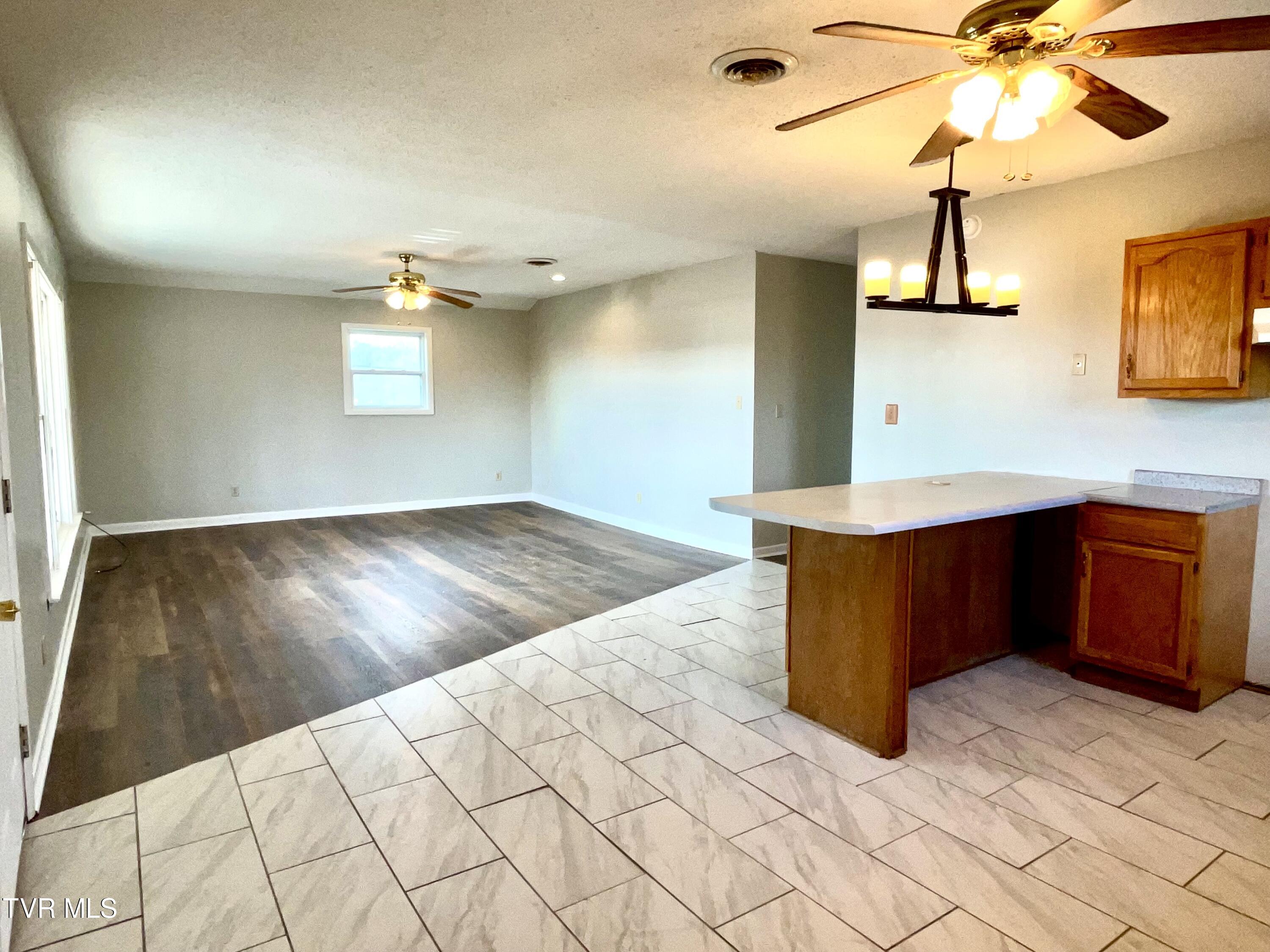 311 Lark Street, Unit B Bristol, TN 37620 - Photo 4 of 21 IMG_E6144