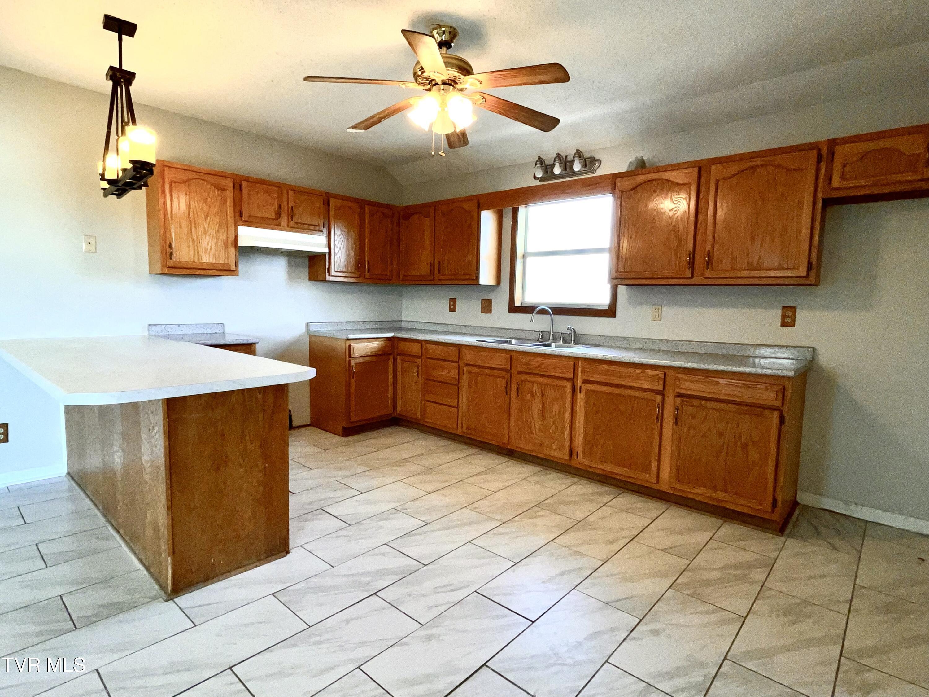 311 Lark Street, Unit B Bristol, TN 37620 - Photo 5 of 21 IMG_E6154