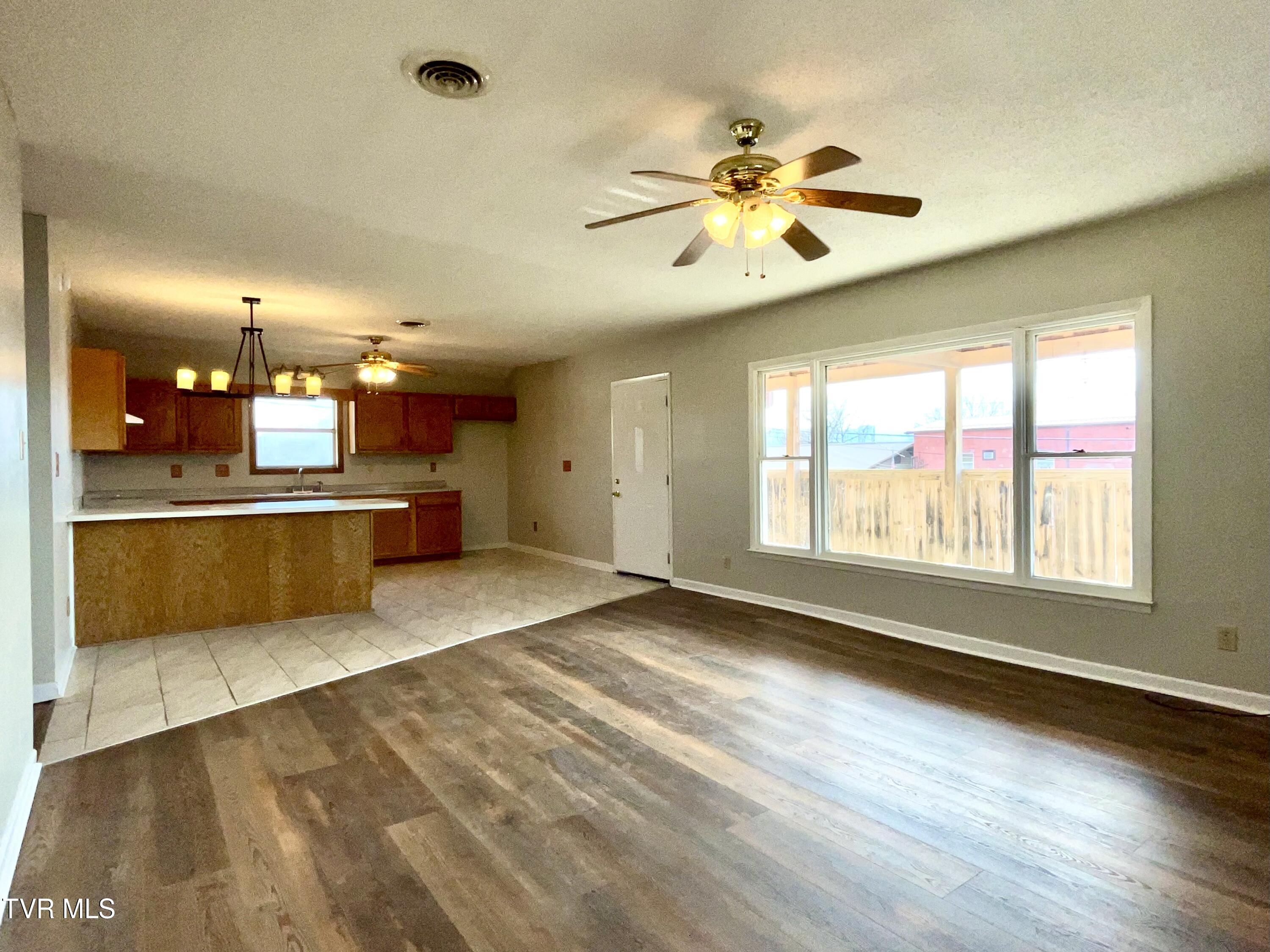 311 Lark Street, Unit B Bristol, TN 37620 - Photo 7 of 21 IMG_6151 (1)