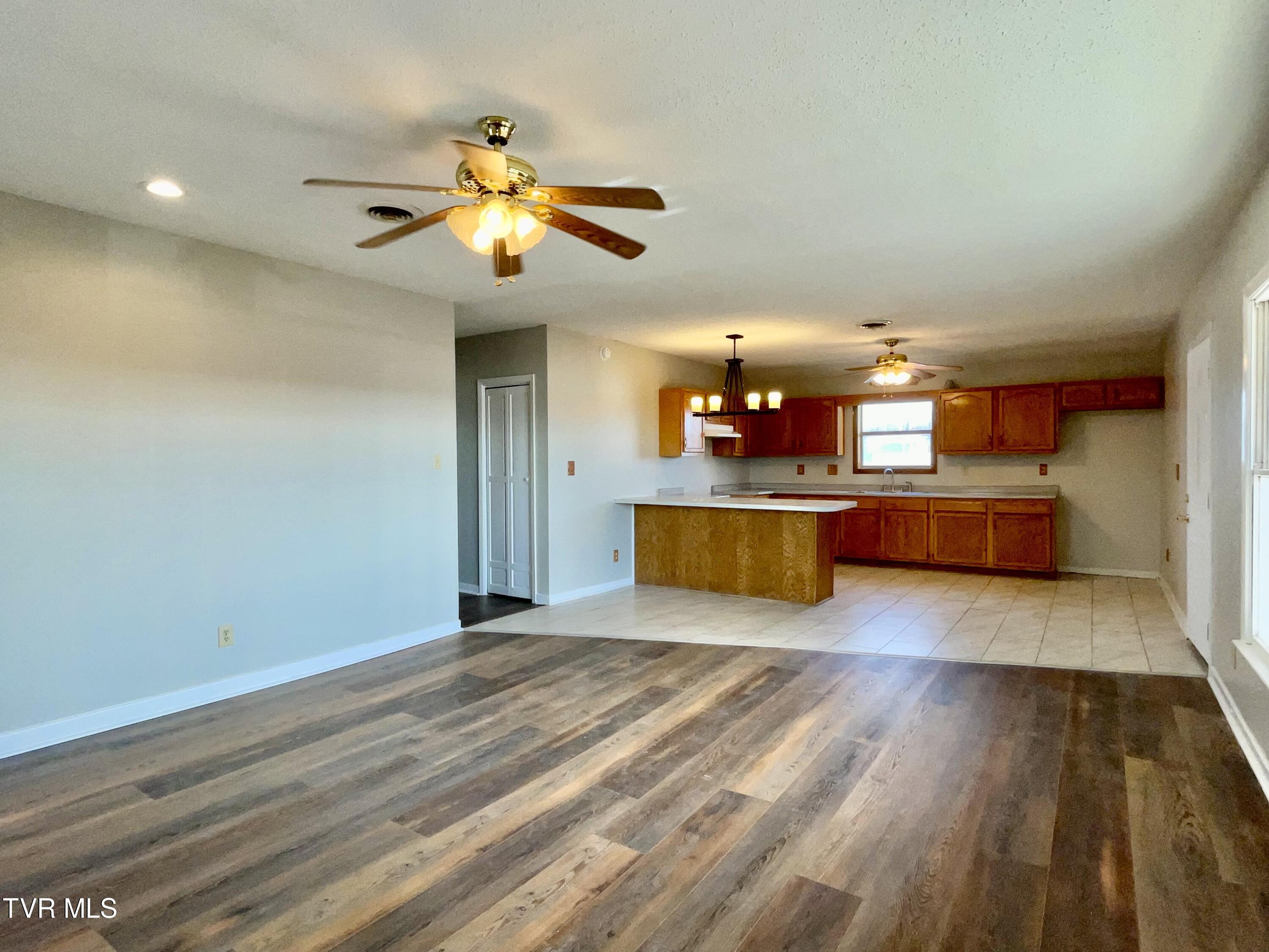 311 Lark Street, Unit B Bristol, TN 37620 - Photo 8 of 21 IMG_E6148