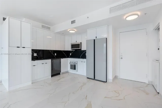 $565,000 | 90 Southwest 3rd Street, Unit 2506, Miami, FL 33130