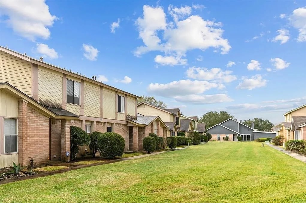 2053 Countryside Village Boulevard, Unit B Humble, TX 77338 - Photo 2 of 20