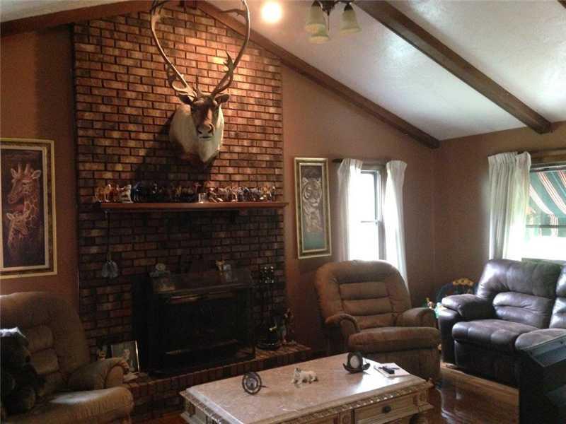 483 Dutch Run Road Waynesburg, PA 15370 - Photo 4 of 21 Living Room.