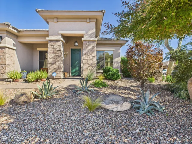 a view of a house with backyard and garden
