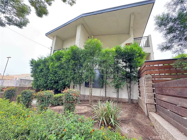 a view of a back yard of the house