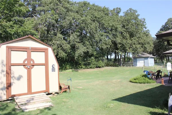 a view of backyard of the house