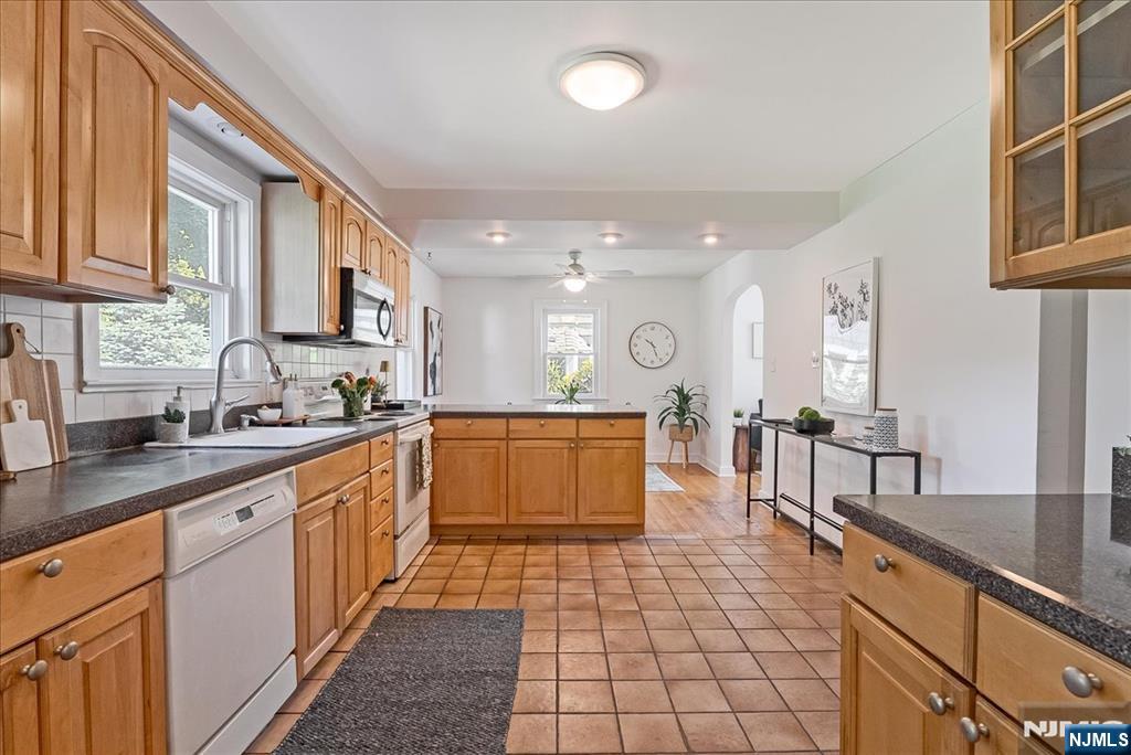 566 Barnett Place Ridgewood, NJ 07450 - Photo 5 of 11