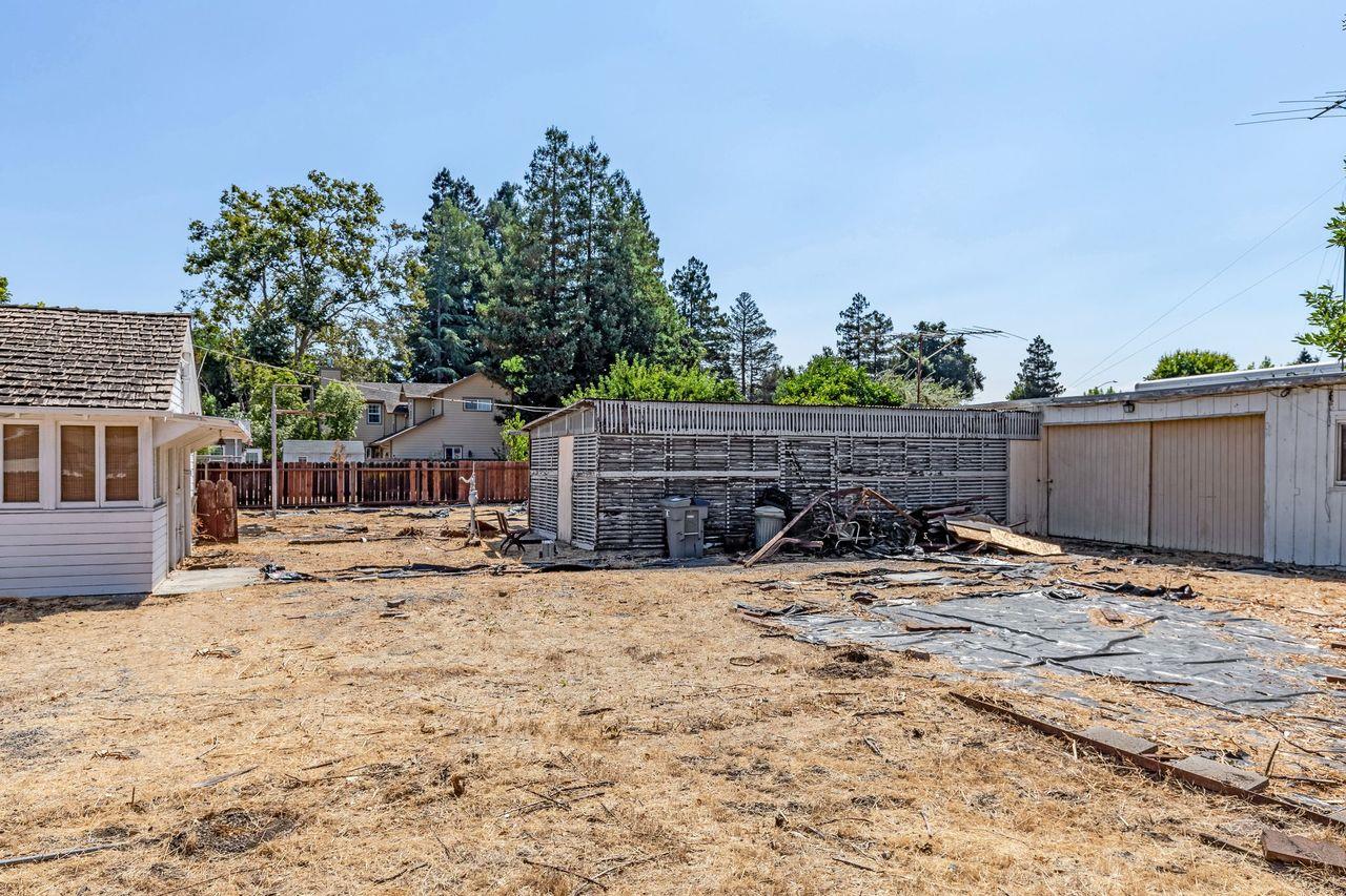 89 Centre Street Mountain View, CA 94041 - Photo 5 of 31 a view of a backyard