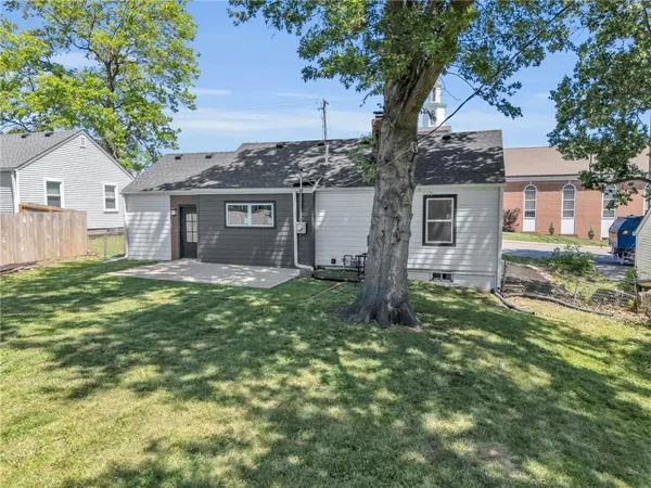 $385,000 | 4709 West 75th Street, Prairie Village, KS 66208