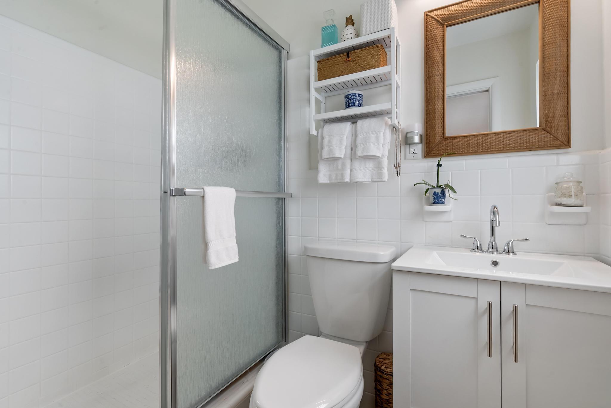 2122 Northridge Road Delray Beach, FL 33444 - Photo 29 of 39 a bathroom with a sink a toilet and mirror