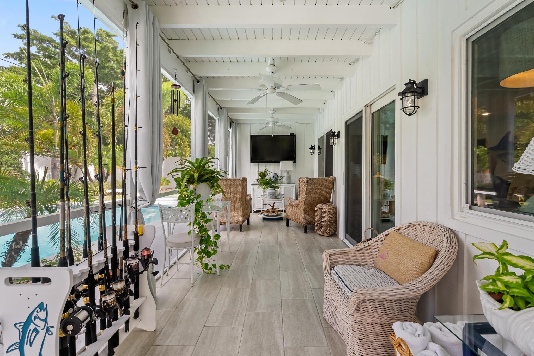 2122 Northridge Road Delray Beach, FL 33444 - Photo 3 of 39 a living room with patio furniture