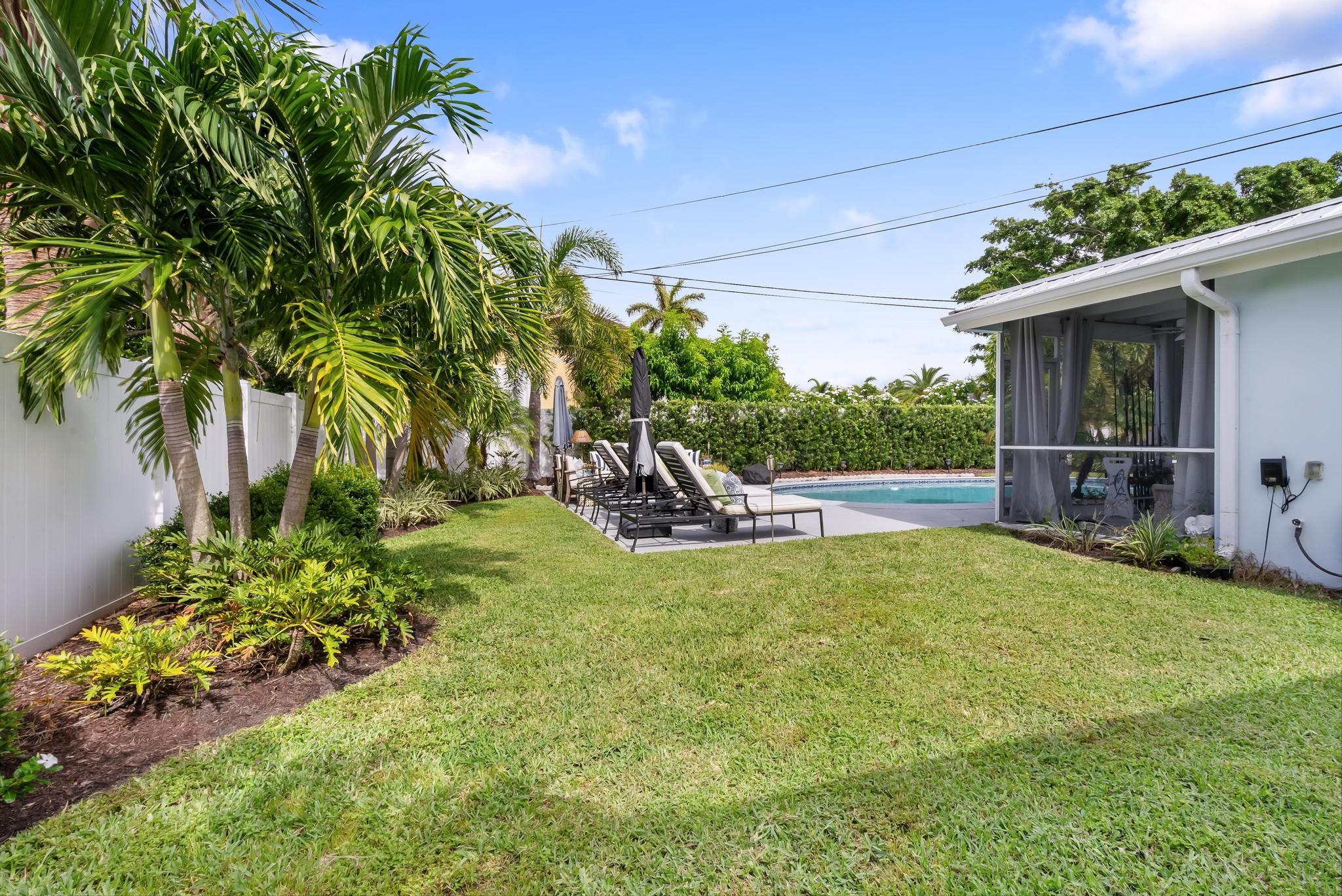 2122 Northridge Road Delray Beach, FL 33444 - Photo 33 of 39 a view of a house with backyard and sitting area