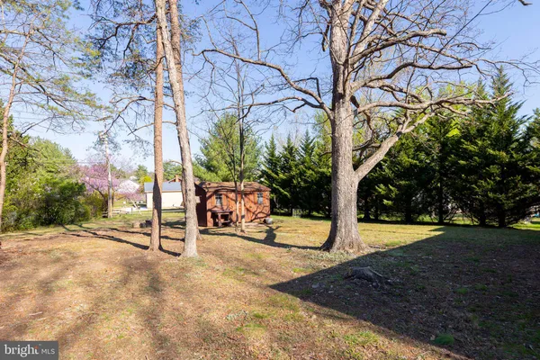 a view of a house with backyard