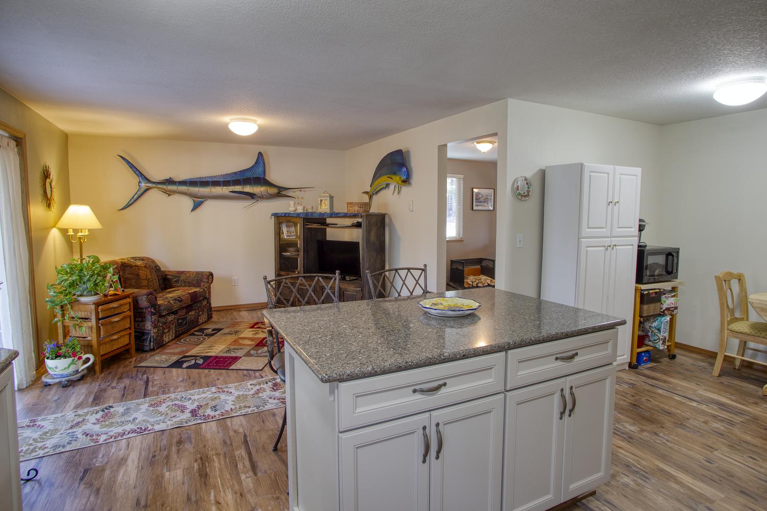 17610 Rosland Road La Pine, OR 97739 - Photo 6 of 13 Family room