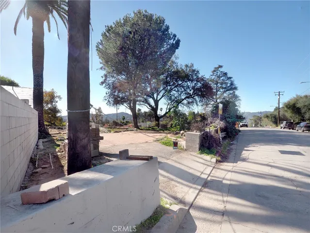 a view of a backyard