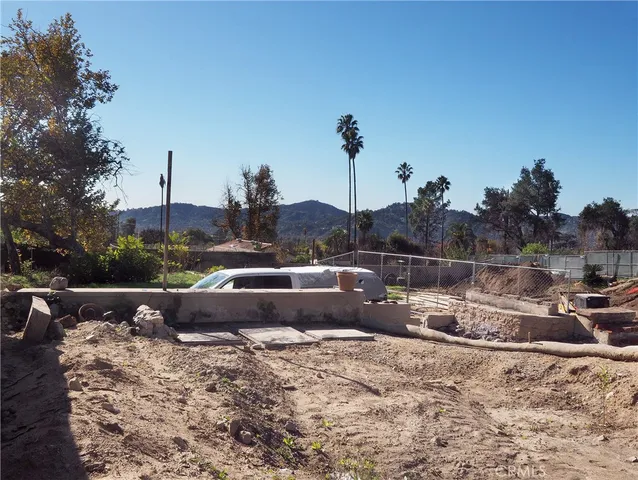 a view of a parking area