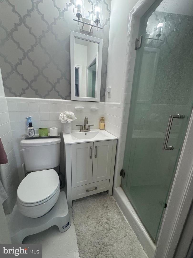 2431 North 50th Street Philadelphia, PA 19131 - Photo 10 of 15 a bathroom with a toilet a sink and shower