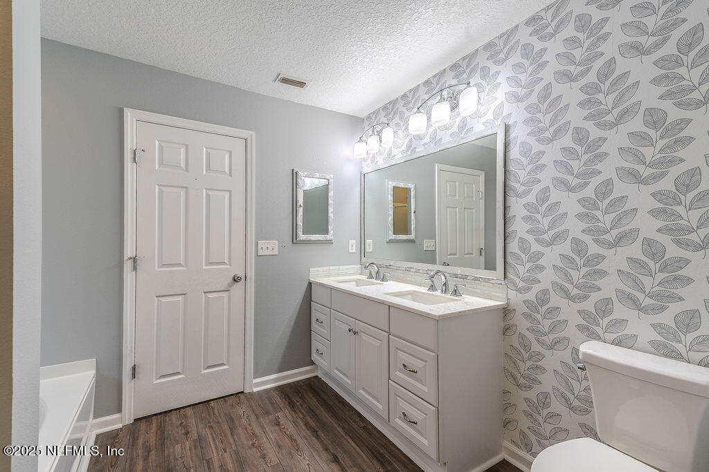 348 Auburn Oaks Road East Jacksonville, FL 32218 - Photo 20 of 30 a spacious bathroom with a double vanity sink and mirror