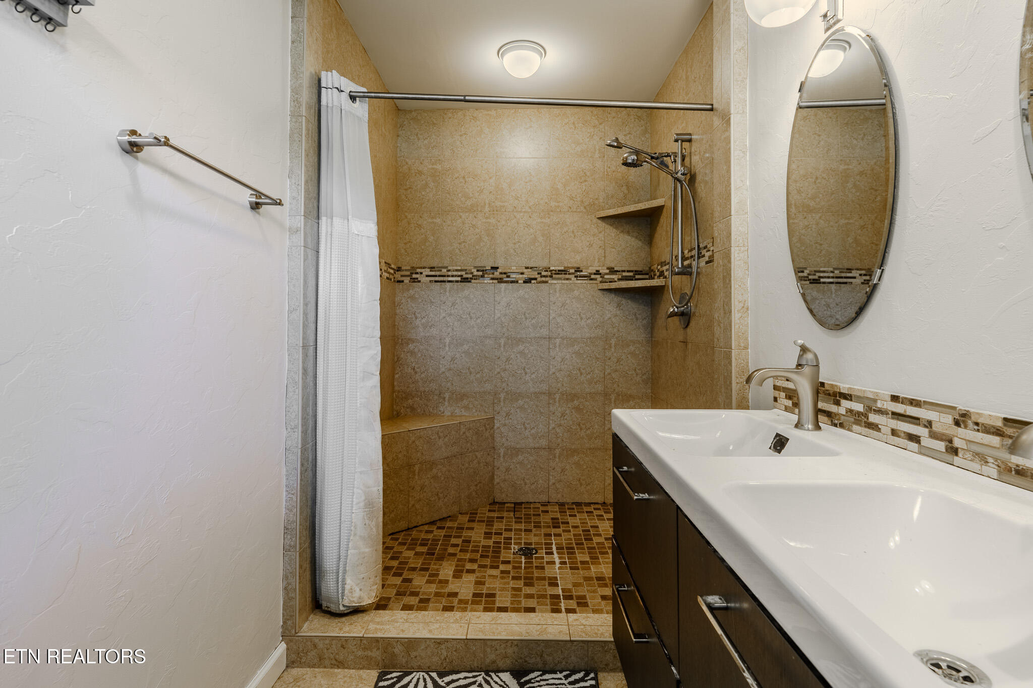 805 Wesley Road Northwest Knoxville, TN 37909 - Photo 23 of 32 805 Wesley Road-MBR Bath #2