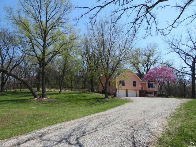 $460,000 | 24243 Sandusky Road, Tonganoxie, KS 66086
