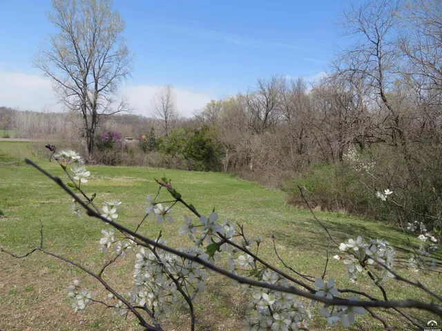 $460,000 | 24243 Sandusky Road, Tonganoxie, KS 66086