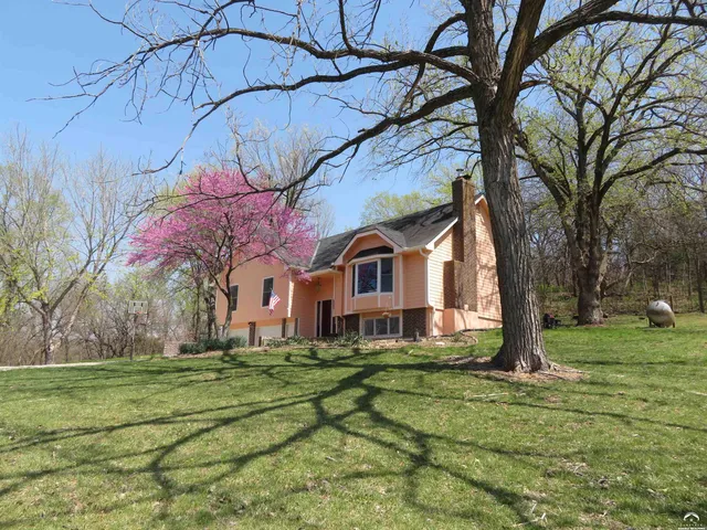 $460,000 | 24243 Sandusky Road, Tonganoxie, KS 66086