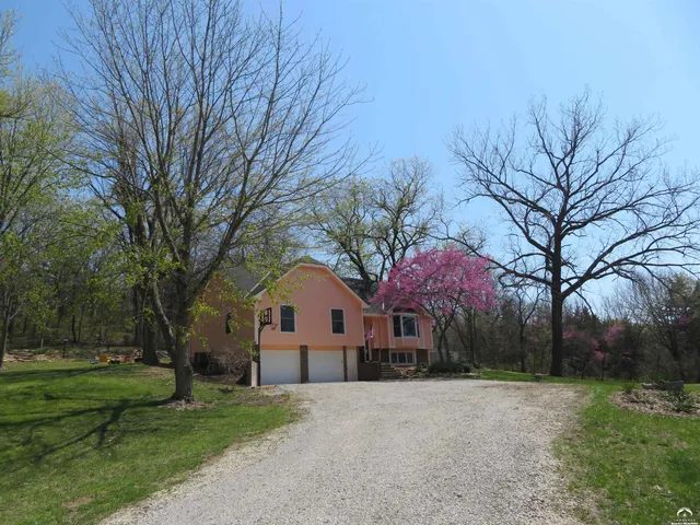 $460,000 | 24243 Sandusky Road, Tonganoxie, KS 66086