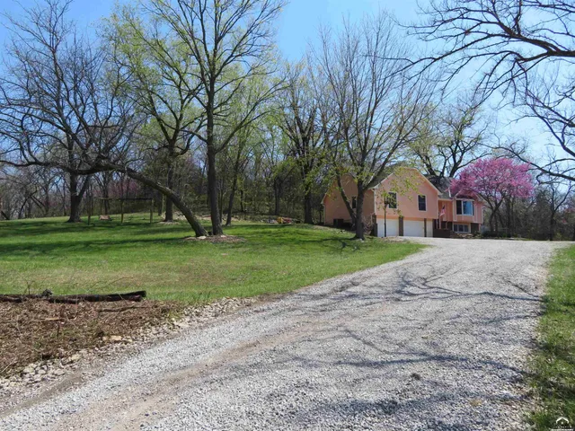 $460,000 | 24243 Sandusky Road, Tonganoxie, KS 66086