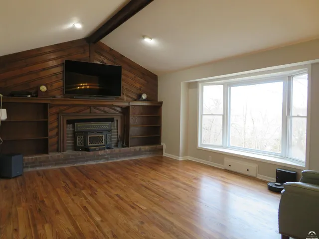 $460,000 | 24243 Sandusky Road, Tonganoxie, KS 66086