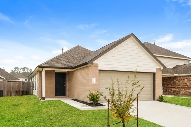a view of a house with backyard