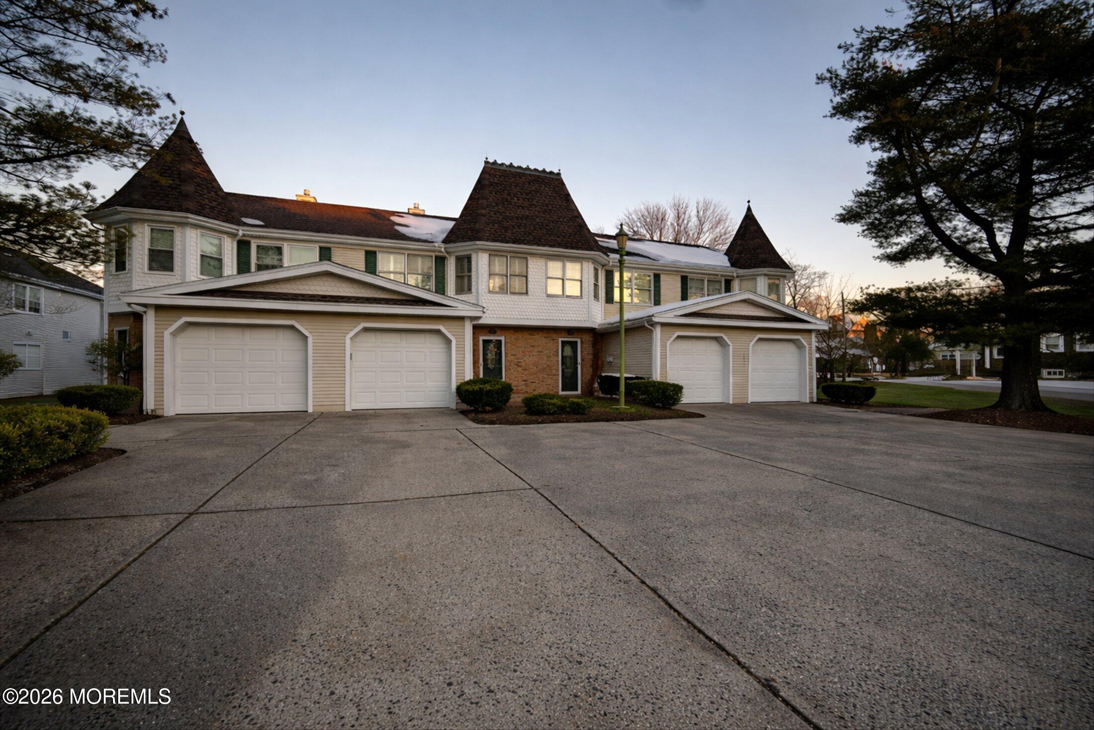 02-Front of Home_Driveway