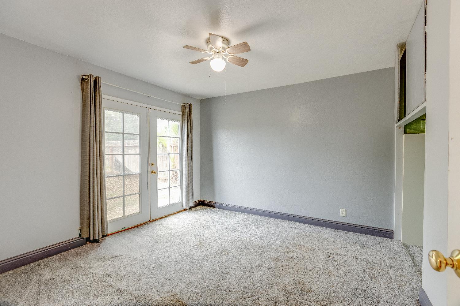 1570 East 26th Street Merced, CA 95340 - Photo 11 of 20 a view of an empty room with a window