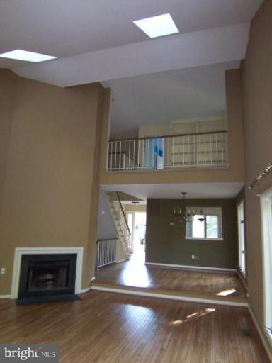 11620 Chapel Cross Way Reston, VA 20194 - Photo 2 of 15 Living Room