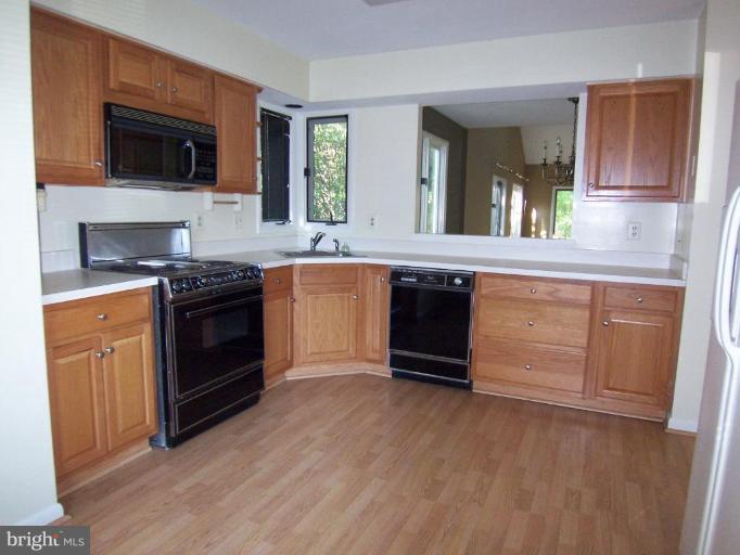 11620 Chapel Cross Way Reston, VA 20194 - Photo 5 of 15 Kitchen