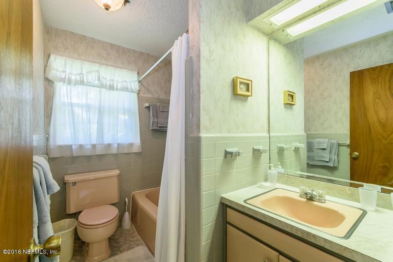7112 Diamond Head Road Jacksonville, FL 32216 - Photo 15 of 22 Hall bathroom