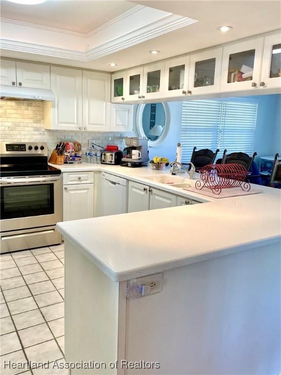 3401 Divot Road Sebring, FL 33872 - Photo 13 of 29 a kitchen with stainless steel appliances granite countertop a sink stove and cabinets