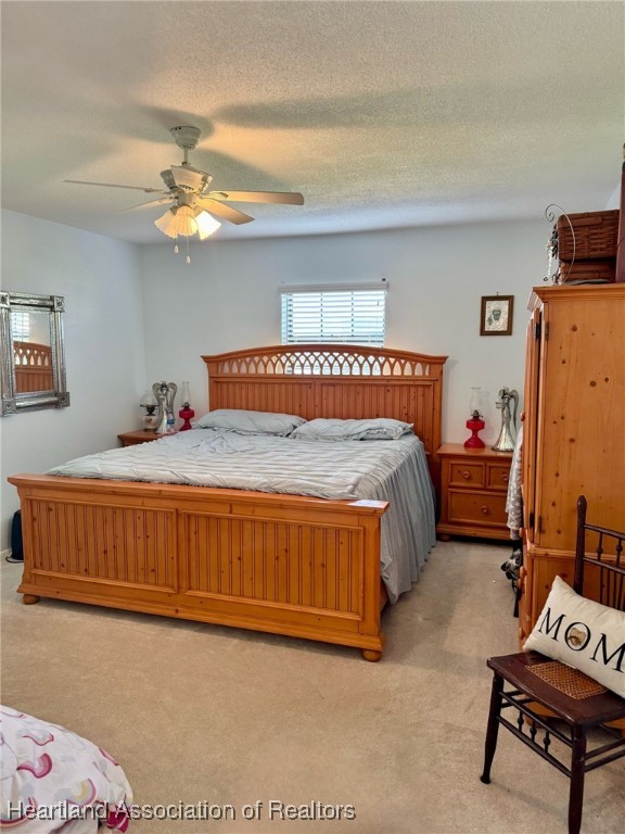 3401 Divot Road Sebring, FL 33872 - Photo 16 of 29 a bedroom with a bed and a dresser in it