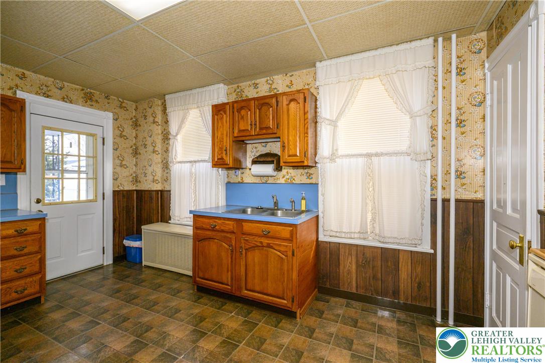 211 East Goepp Street Bethlehem, PA 18018 - Photo 14 of 36 a room with furniture and window