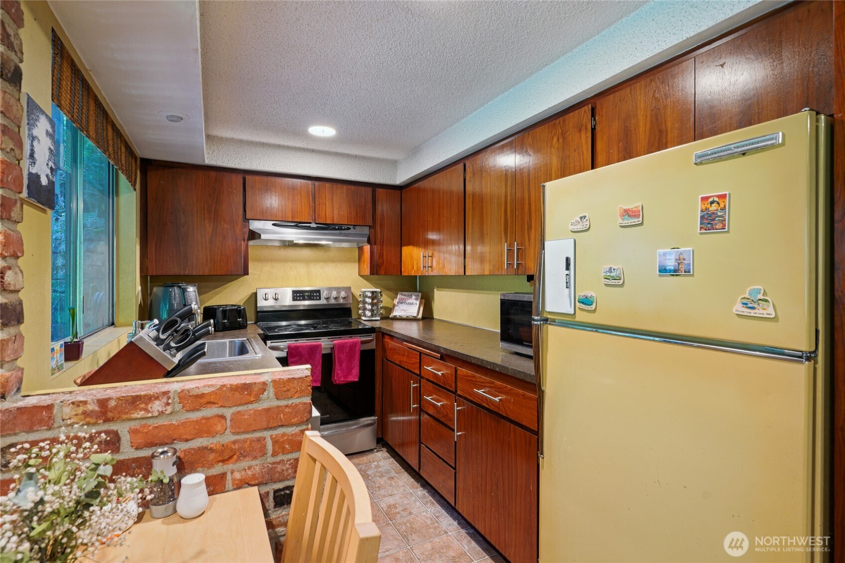 19419 Grannis Road Bothell, WA 98012 - Photo 28 of 40 a kitchen with a refrigerator sink and stove