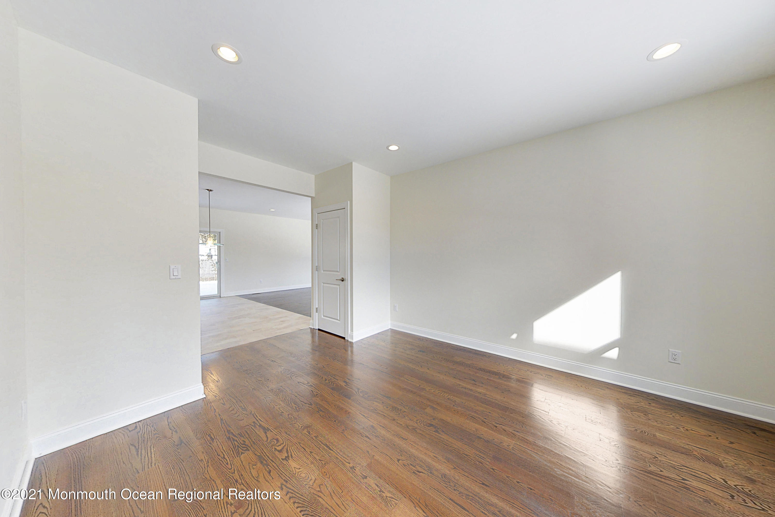 9 Dallas Court Hazlet, NJ 07730 - Photo 4 of 37 Living room