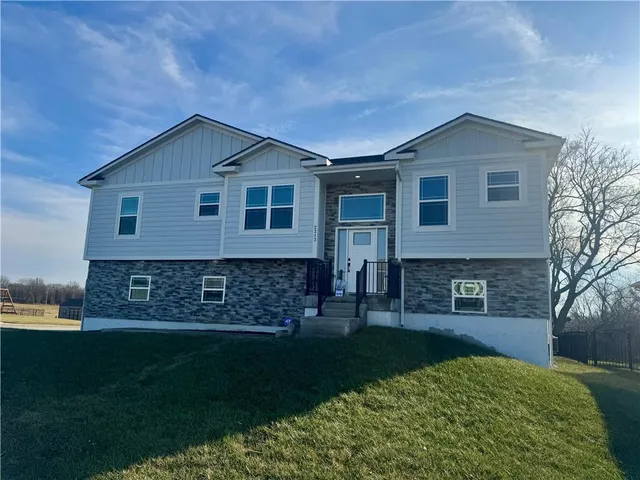 $385,000 | 2313 Burris Drive, Harrisonville, MO 64701