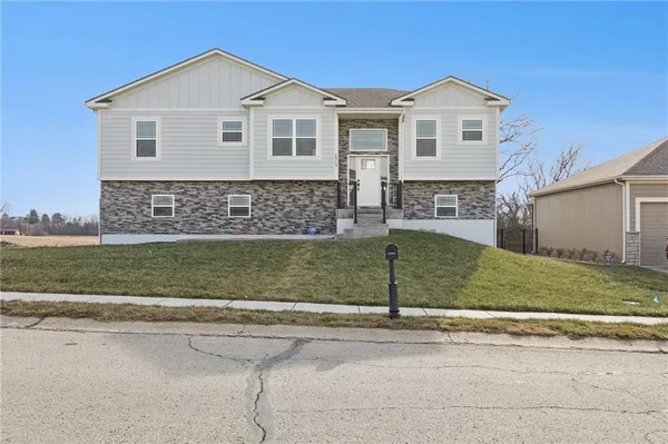 $379,900 | 2313 Burris Drive, Harrisonville, MO 64701