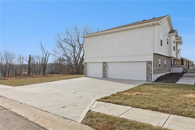 $385,000 | 2313 Burris Drive, Harrisonville, MO 64701